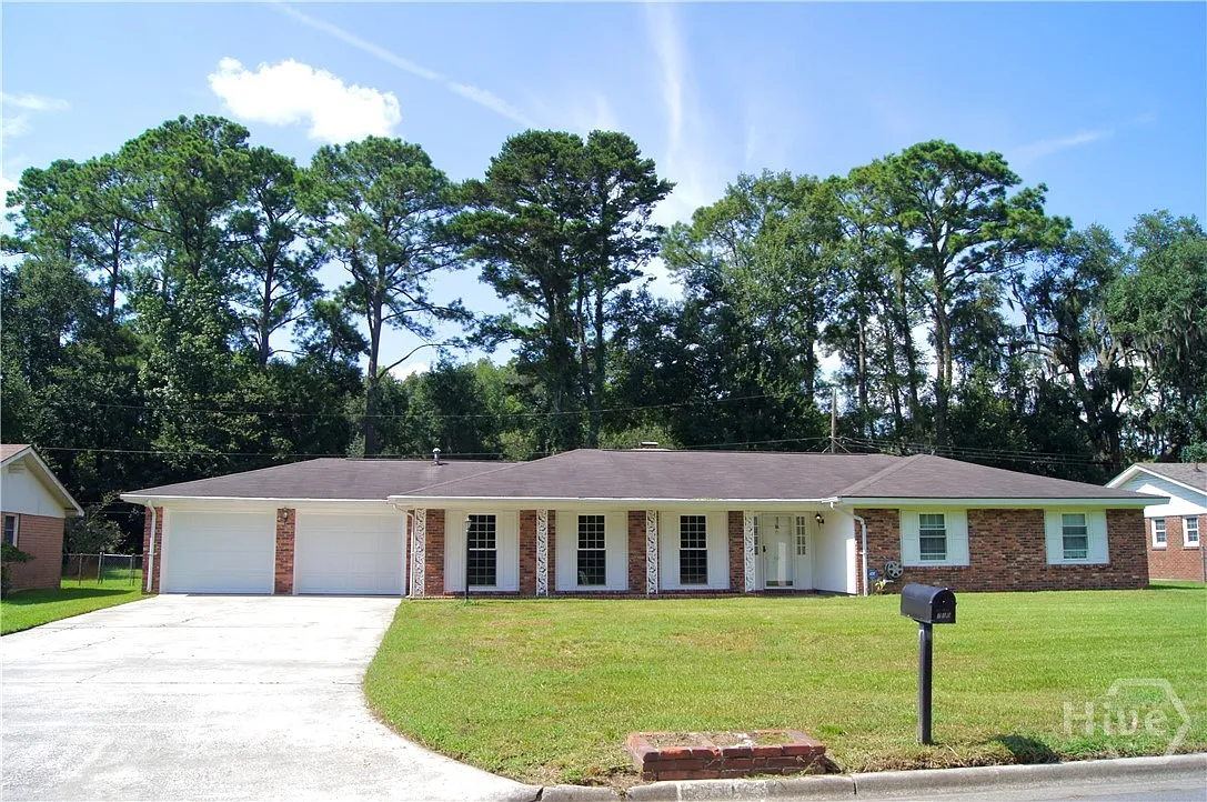 4 bed, 2.0 bath, 2550 sqft, $2,350 — Photo 1
