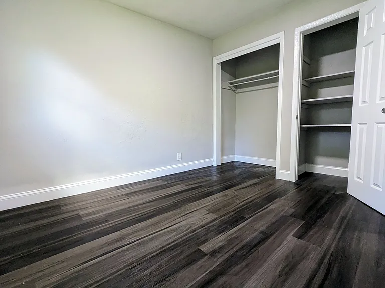 1352 W 30th St #4 — Photo 8