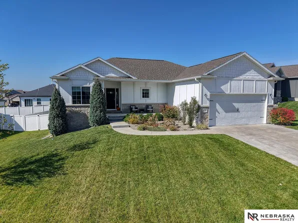 1235 Oakview Dr, Hickman, NE 68372