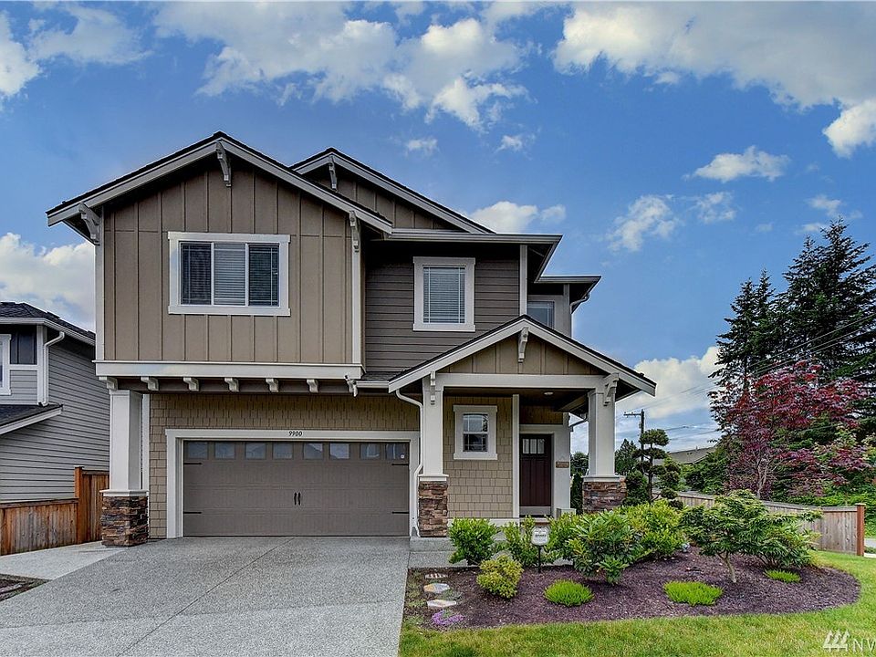Beautiful. corner lot - 2018 Craftman home 