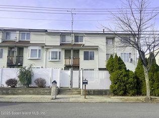 536 Drumgoole Rd W, Staten Island, NY 10312