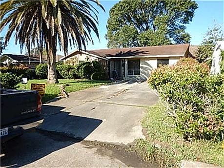 3rd image of 10818 Carlton Dr