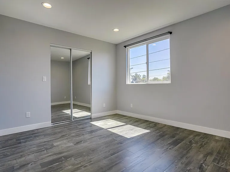 5258 1/2 E Oakland St — Photo 17
