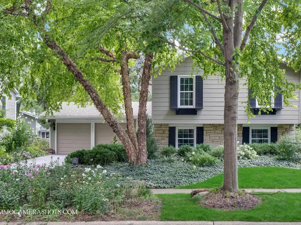 141 N Lancaster Dr, Bolingbrook, IL 60440