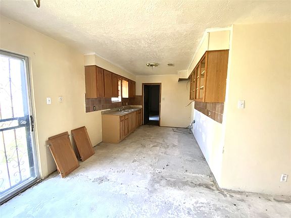 5th image of 1726 Beaumont Ave