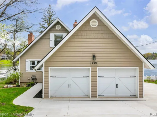 999 Lakeside Dr, Brighton, MI 48116