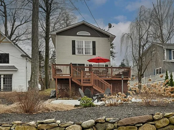 124 Point Breeze Dr, West Milford, NJ 07421