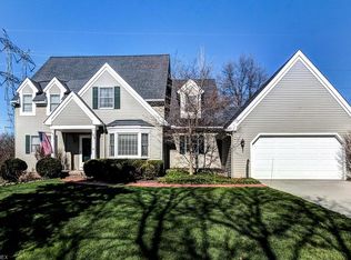 103 Waverly Ln, Chagrin Falls, OH 44022