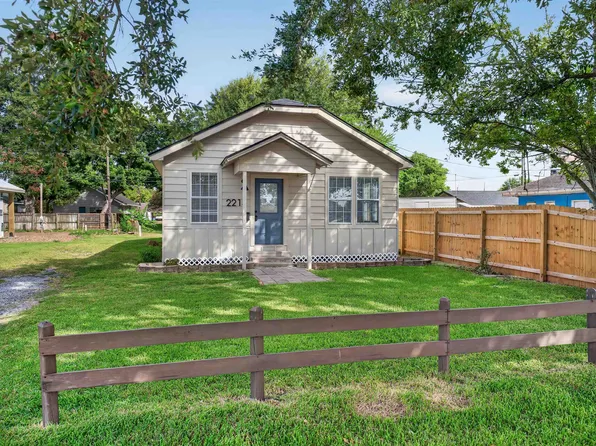 2214 9th St, Port Neches, TX 77651