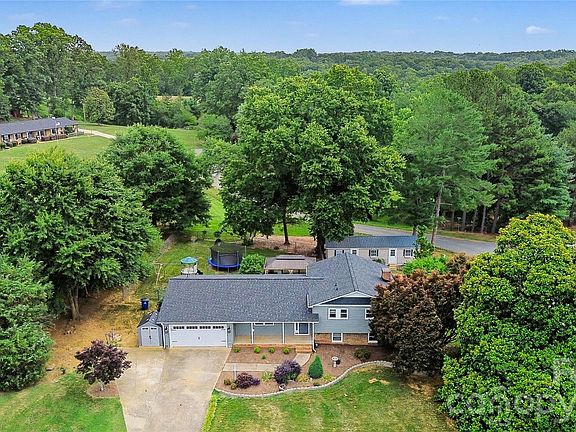 4th image of 3035 River Rd