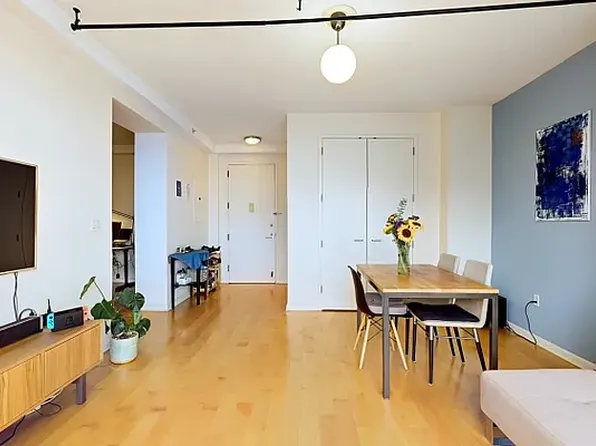 13-11 Jackson Avenue image 2 of 7