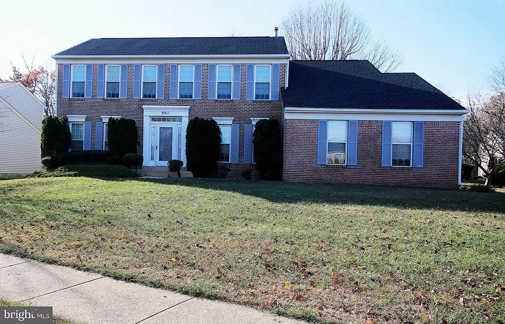 901 Chatsworth Dr photo 1