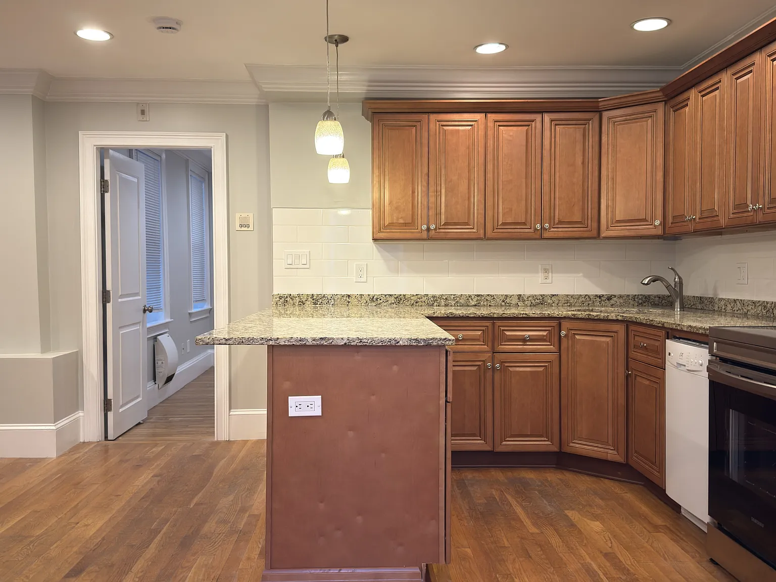 1 bed, 468 sqft, $1,950 — Photo 3