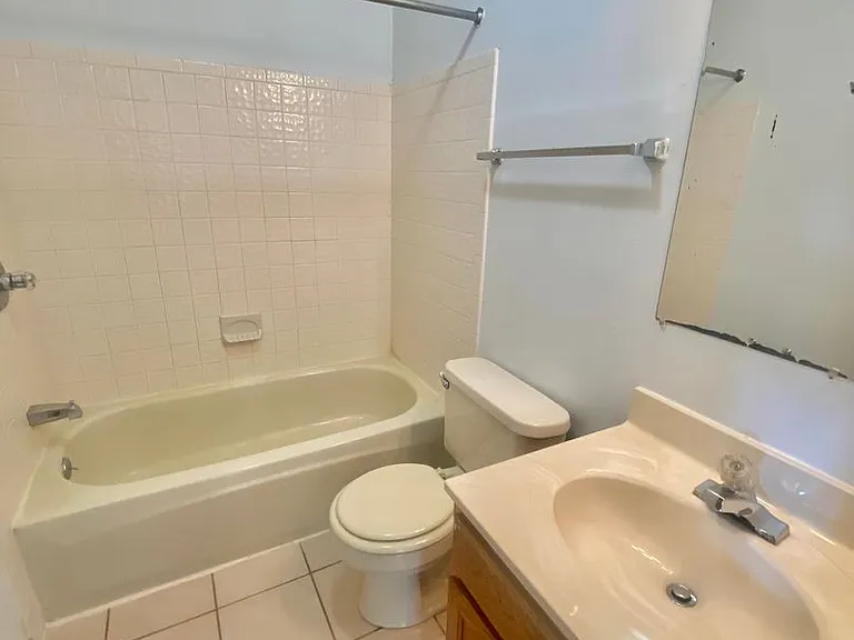 512 W Cross St — Photo 10