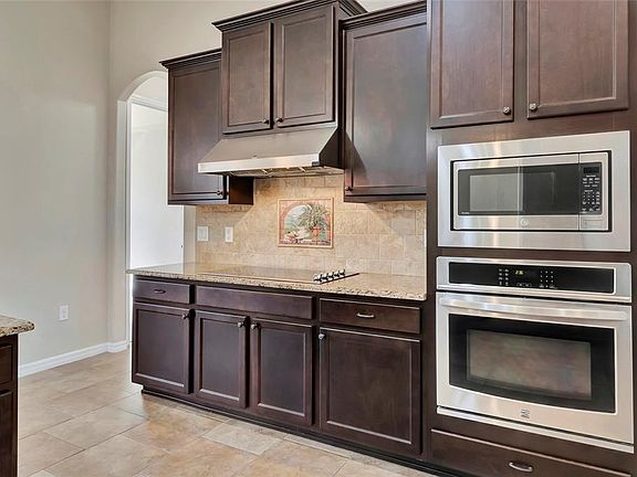 3rd image of 10816 WYANDOTTE DRIVE