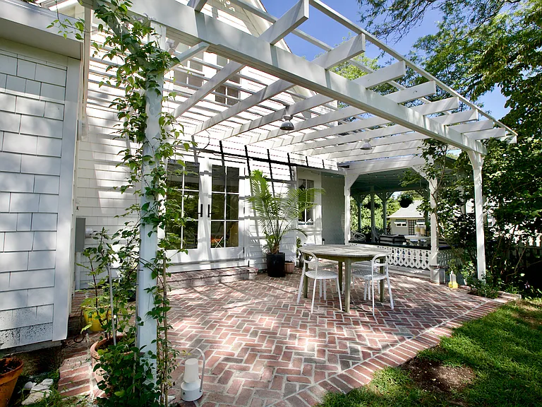 7 Clinton Ave — Photo 2