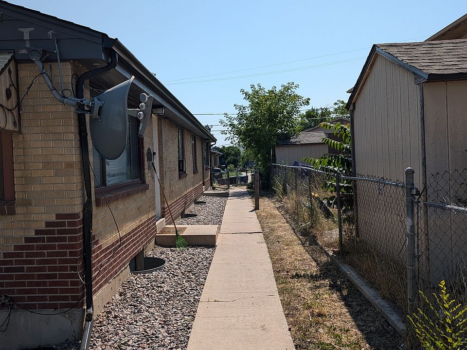 Your walkway into the back apartment. On the end you can see the backyard.