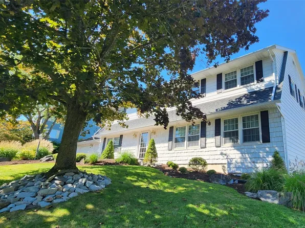 4 Sheffield Dr, Endicott, NY 13760