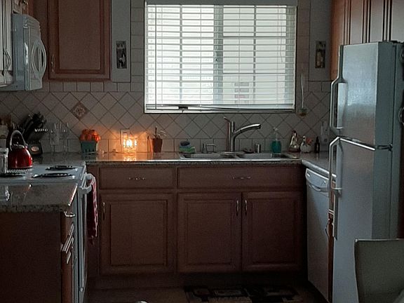 4th image of 825 Opal Dr APT 2