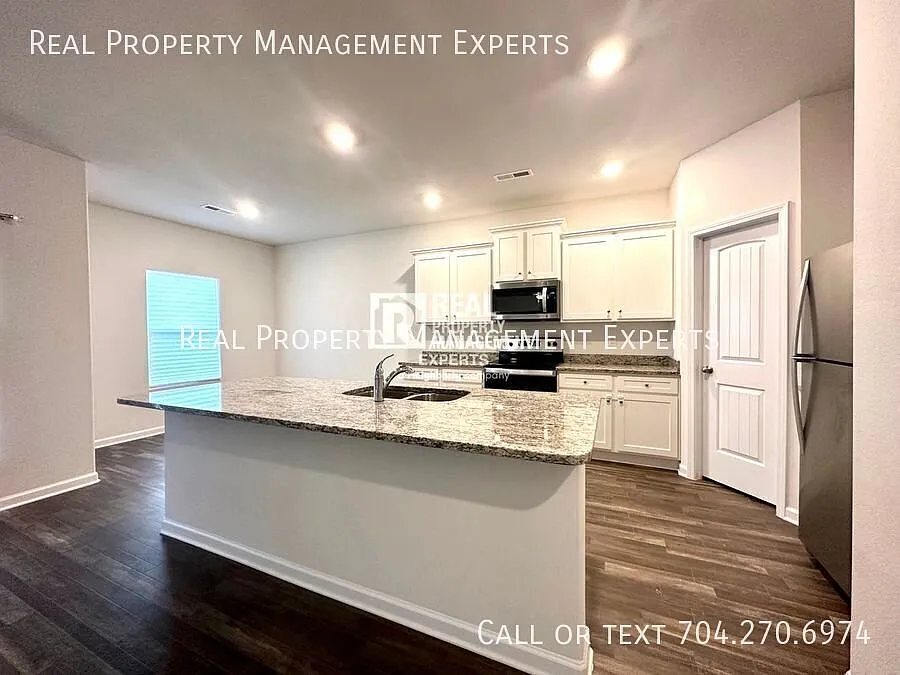 Amazing 4BR/2.5BA Home in Charlotte! — Photo 1