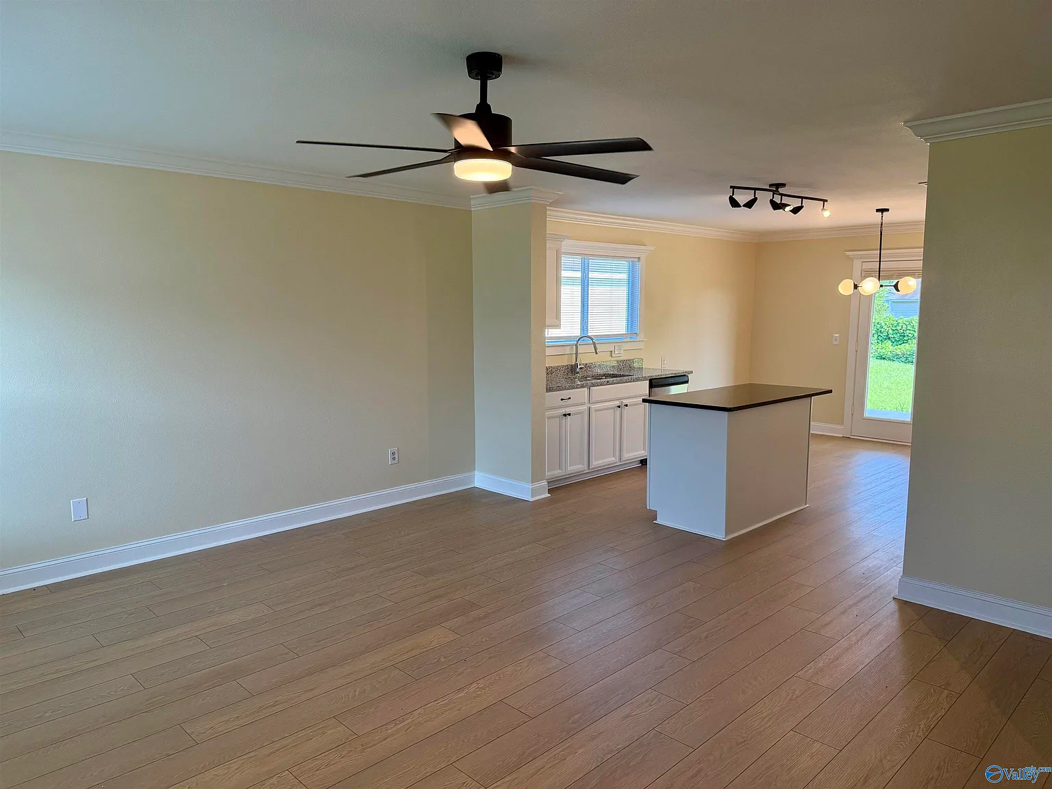 3 bed, 2.5 bath, 1552 sqft, $1,625 — Photo 2