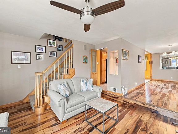 4th image of 211 Willowbrook Ave