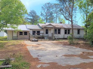 581 5th St, Chipley, FL 32428
