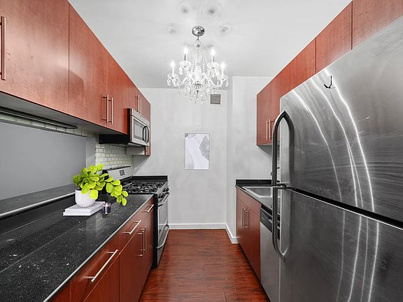4th image of 90 John St Unit 2103