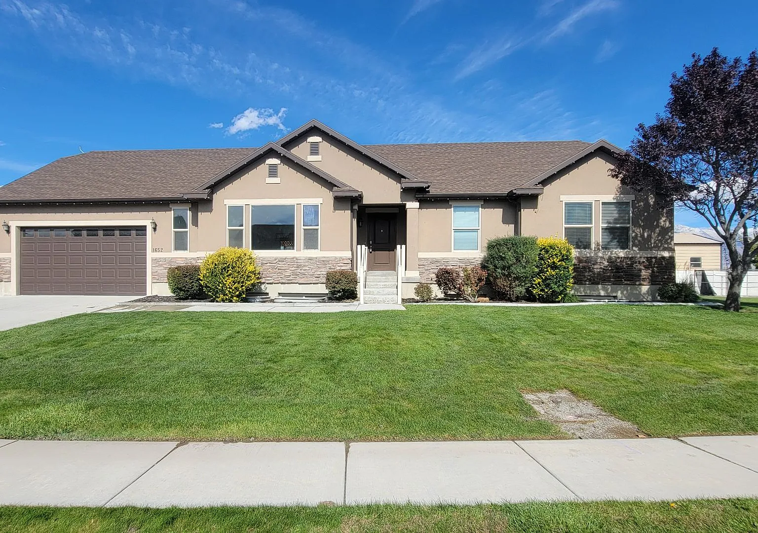 Large and Spacious Lehi Home — Photo 1
