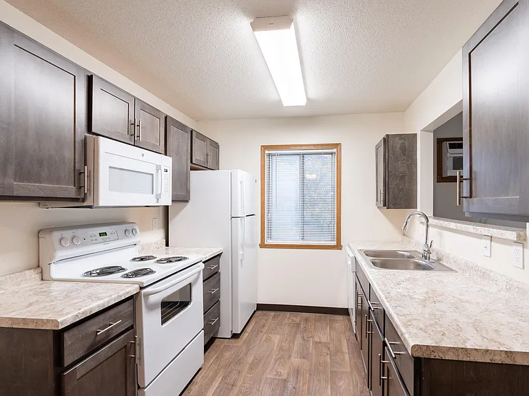 Fargo, ND Oxford Apartments | 21B | Kitchen