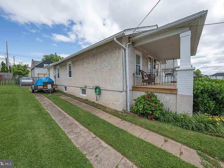 586 Summit St — Photo 47