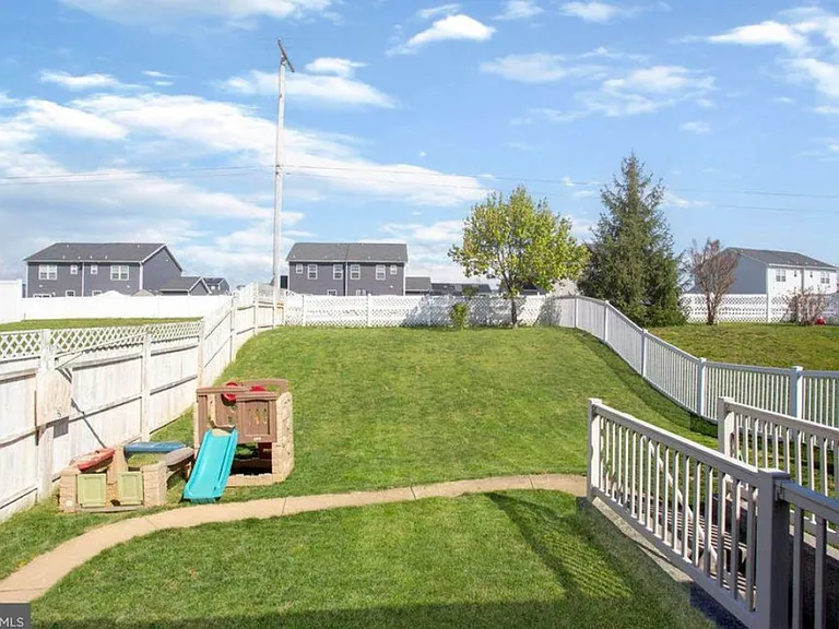 295 Maple Dr — Photo 10
