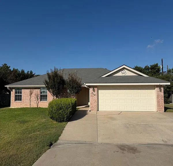 715 Lakeview Dr — Photo 3