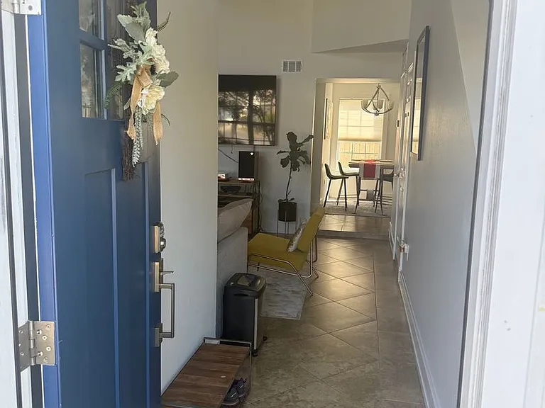 422 Canterbury Ct NW — Photo 4