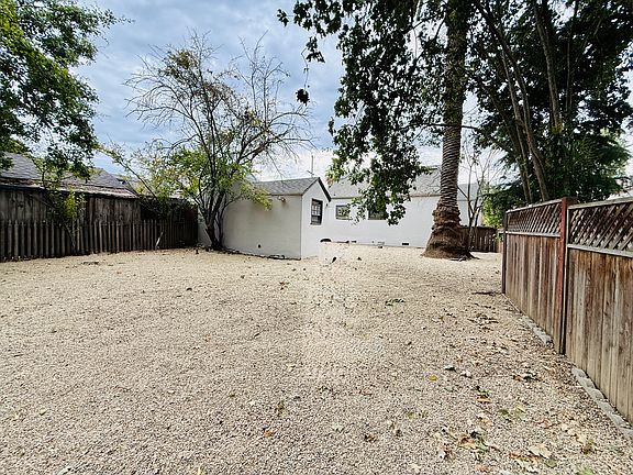 4th image of 215 Coombs St