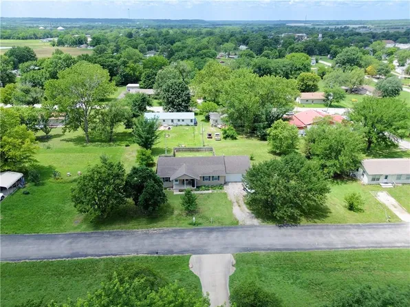 310 Montgomery Ct, Mound City, KS 66056