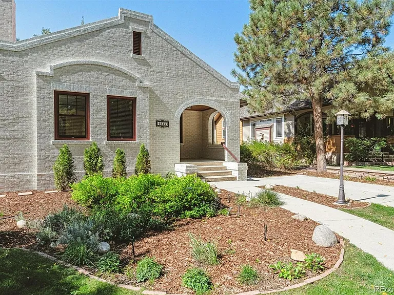 2327 S Columbine St — Photo 2