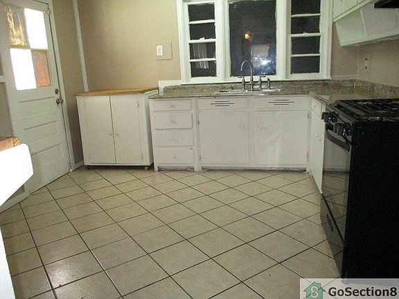3rd image of 401 Honeysuckle Dr