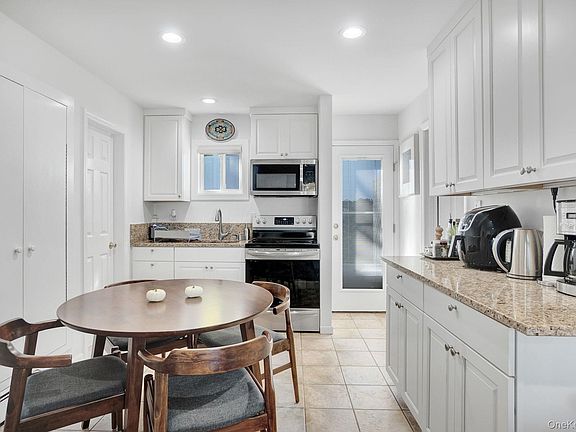 5th image of 62 Canoe Place Road #513/5