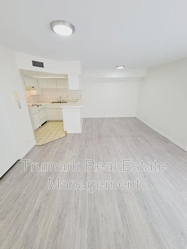 Building Photo - 416 W Milford St #D