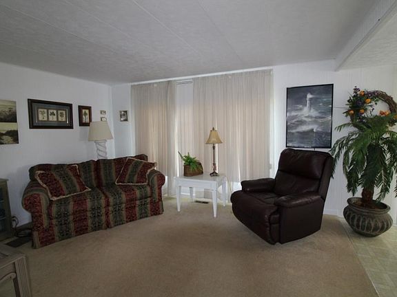 5th image of 3708 SE 27th St