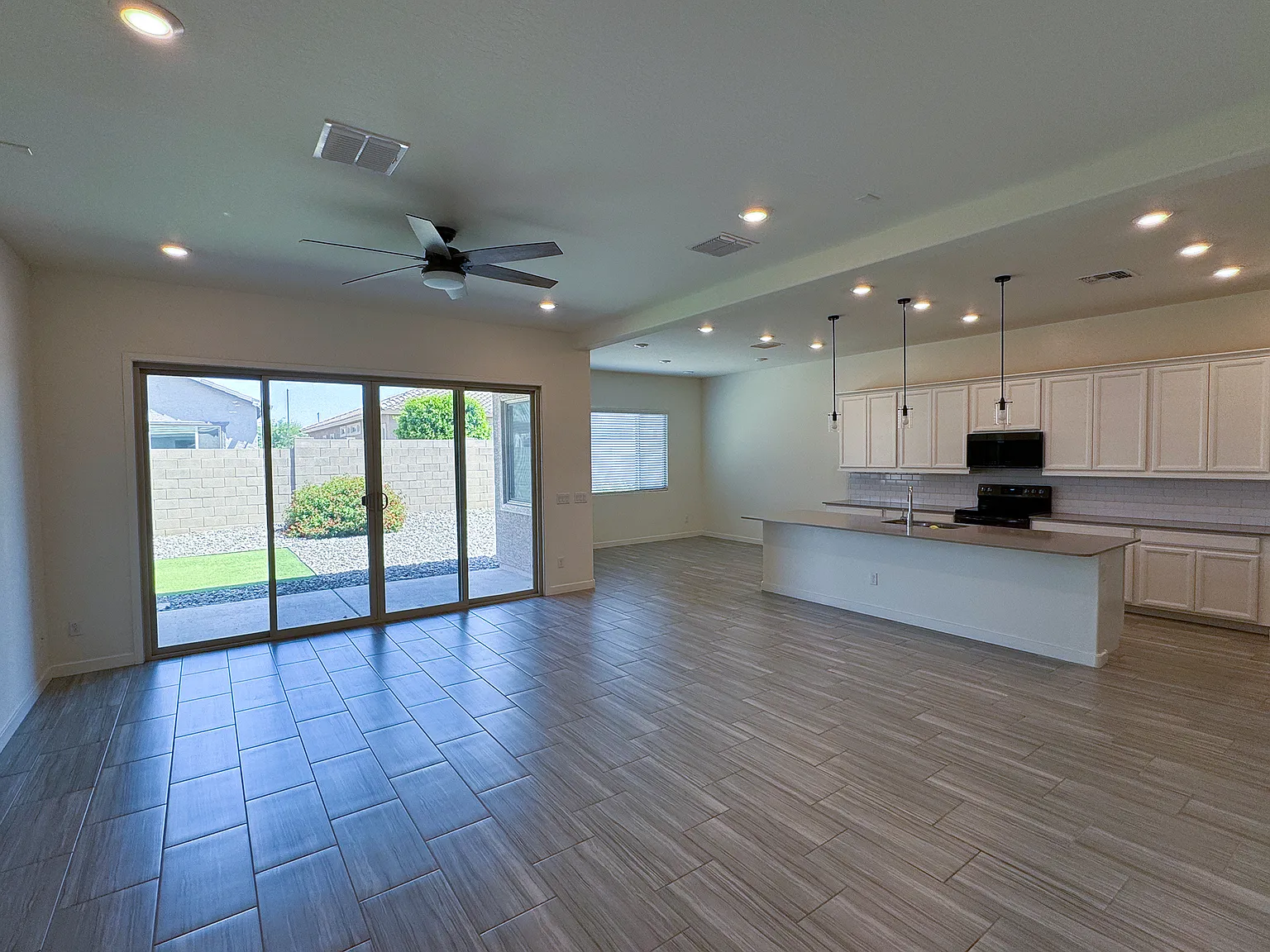 4 bed, 2646 sqft, $2,850 — Photo 2