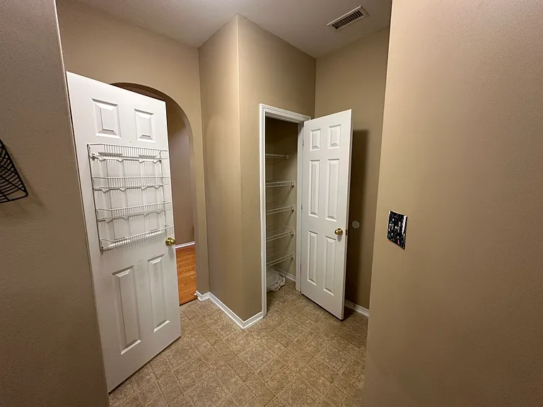 404 Treybrooke Dr — Photo 37