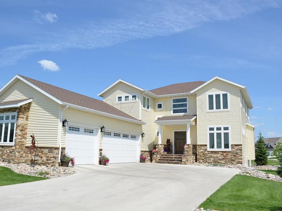 1st image of 562 Lizzie Pl E