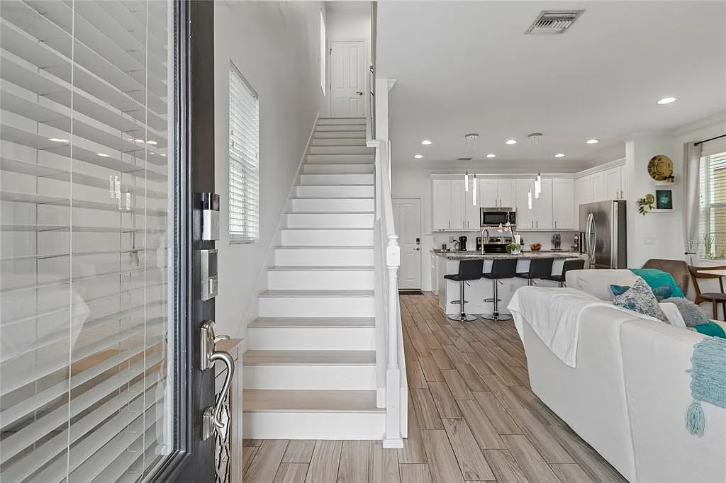 3 bed, 2.5 bath, 1596 sqft, $3,000 — Photo 2