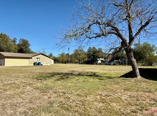 912 Victoria St, Taylor, TX 76574