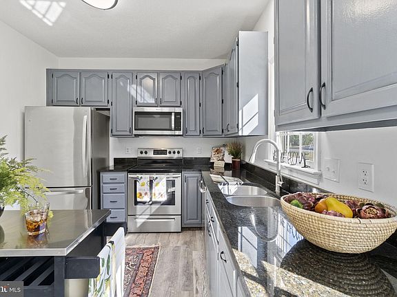 5th image of 202 Barrie Pl