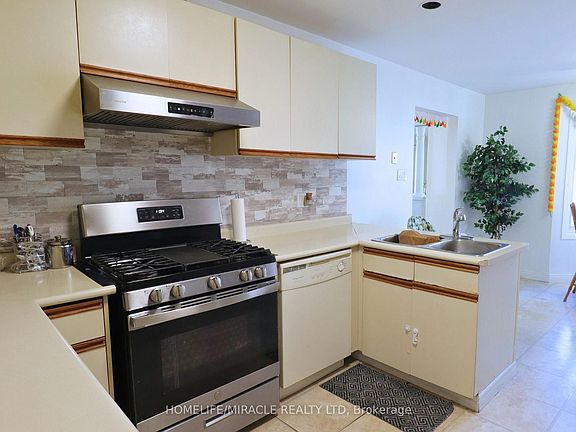 5th image of 3 Caprice Ct