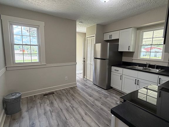4th image of 301 E 27th St