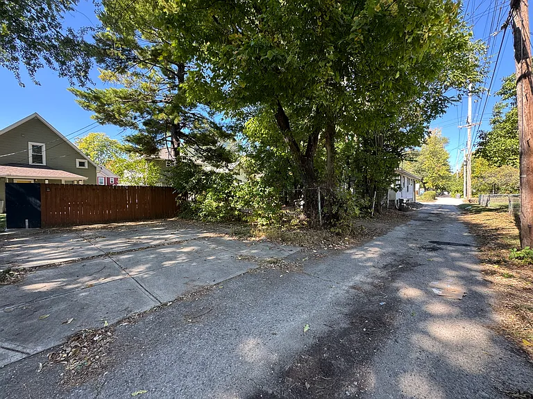 3649 Graceland Ave — Photo 37